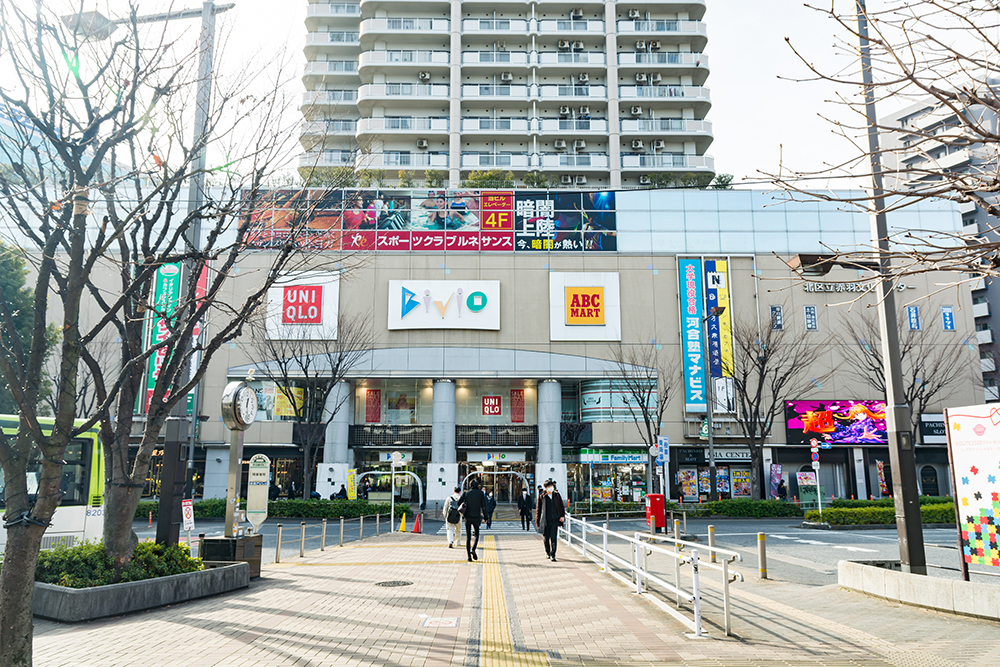 １：JR赤羽駅の西口から、「パルロード2・ビビオ」に入り正面から建物にお入りください。